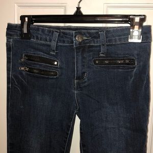 Cool dark blue skinny jeans!